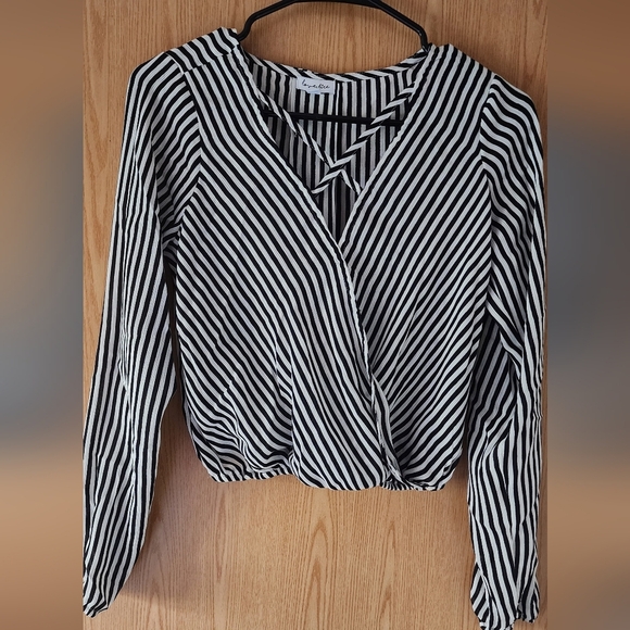 Women’s Long Sleeve Black and White Stripe Macy’s Top! Size s/p - Picture 2 of 4